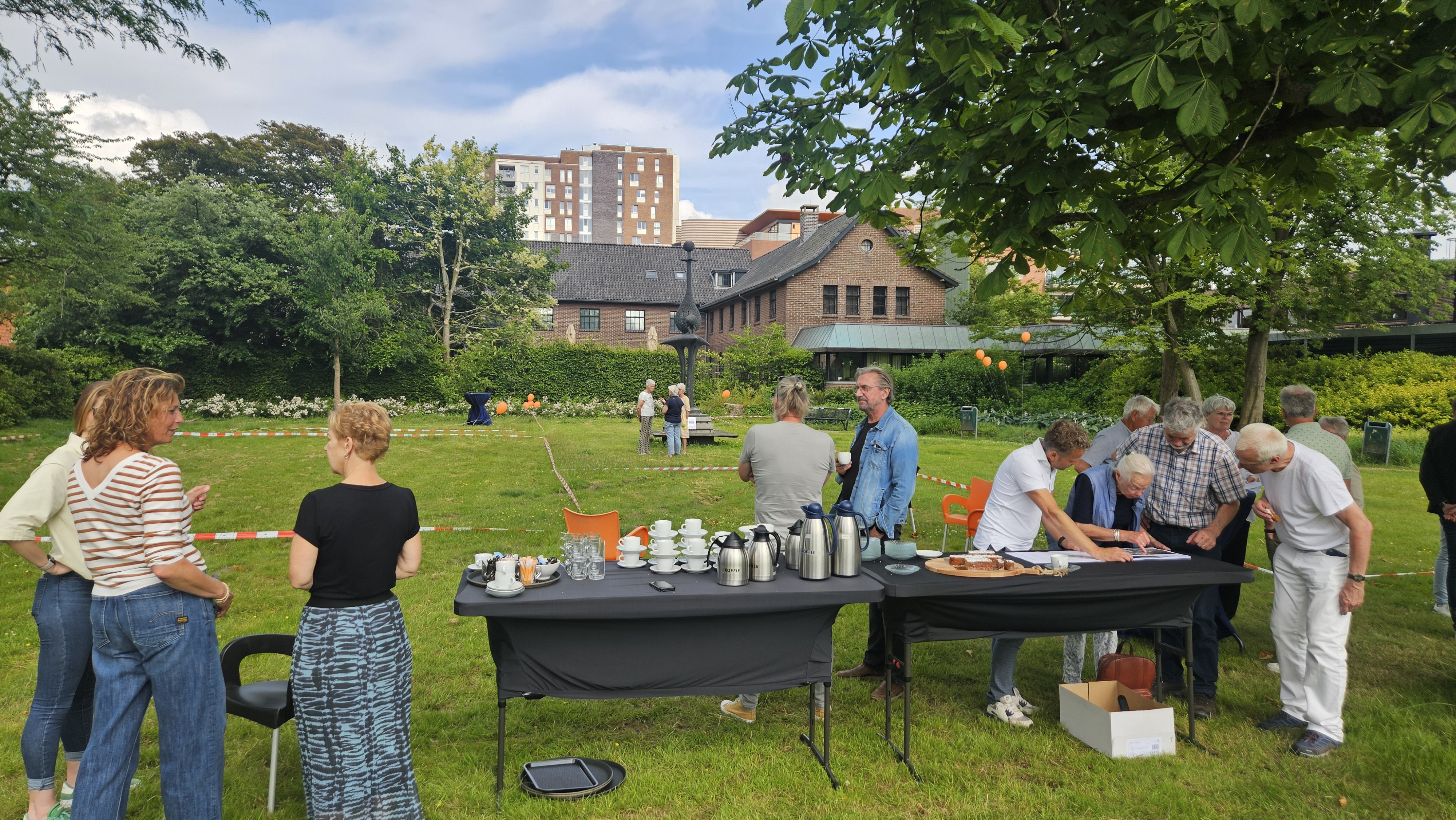 Foto van inloopbijeenkomst Museum Dr8888 in parkje met bezoekers
