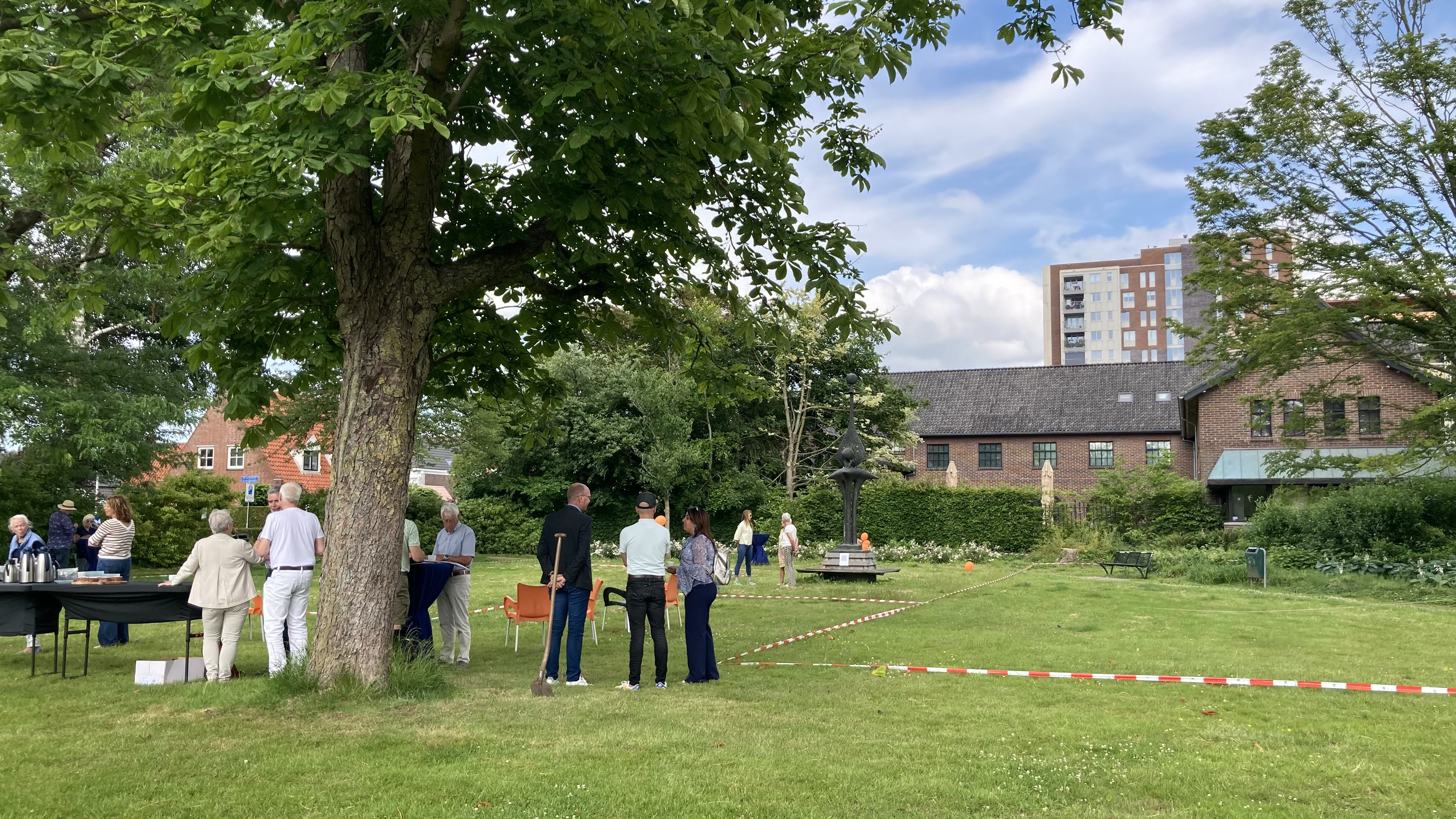 Foto van inloopbijeenkomst Museum Dr8888 in parkje met uitgezetten lijnen